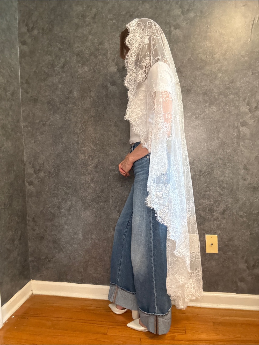 White Mantilla Lace Waltz Length Comb Veil — Perfect Condition